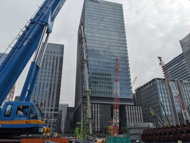 東京の建設工事中のビル